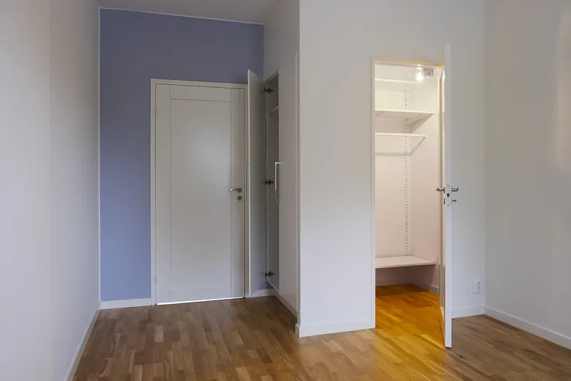 Sovrum med två garderober och klädkammare