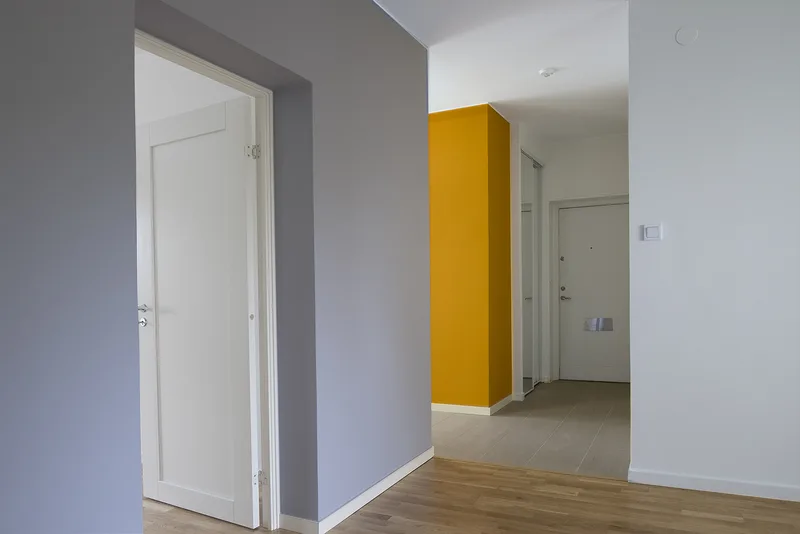 Hall med spegelskjutdörrar